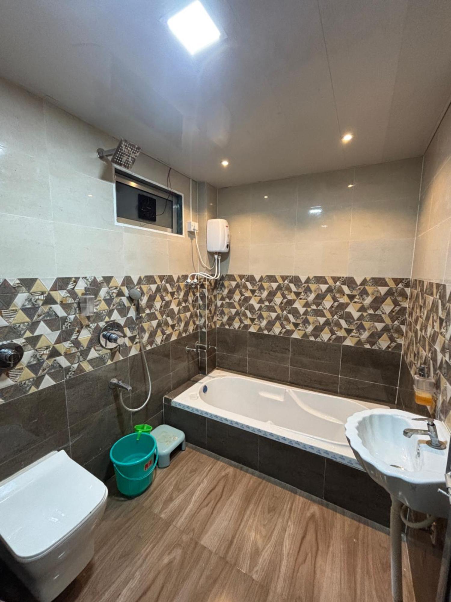 Sea Royal Rooms And Cafe Virar ภายนอก รูปภาพ