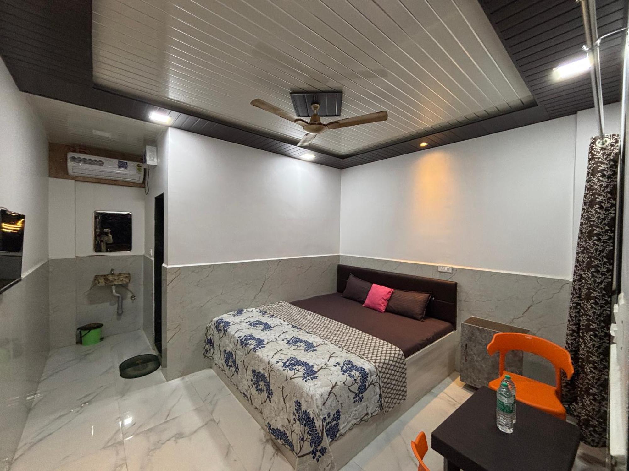 Sea Royal Rooms And Cafe Virar ภายนอก รูปภาพ