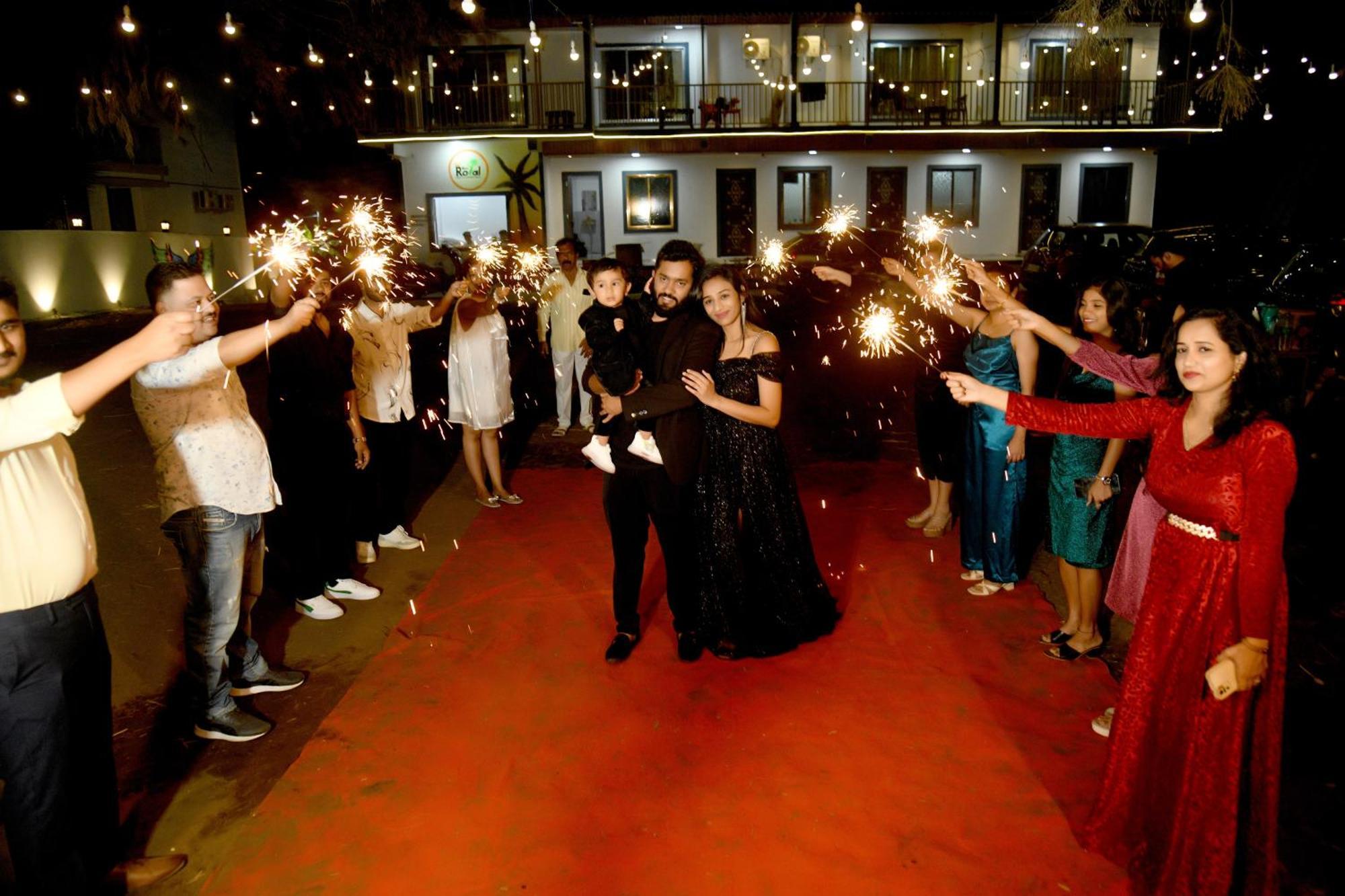 Sea Royal Rooms And Cafe Virar ภายนอก รูปภาพ